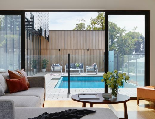 Vue sur la piscine depuis l'intérieur du salon