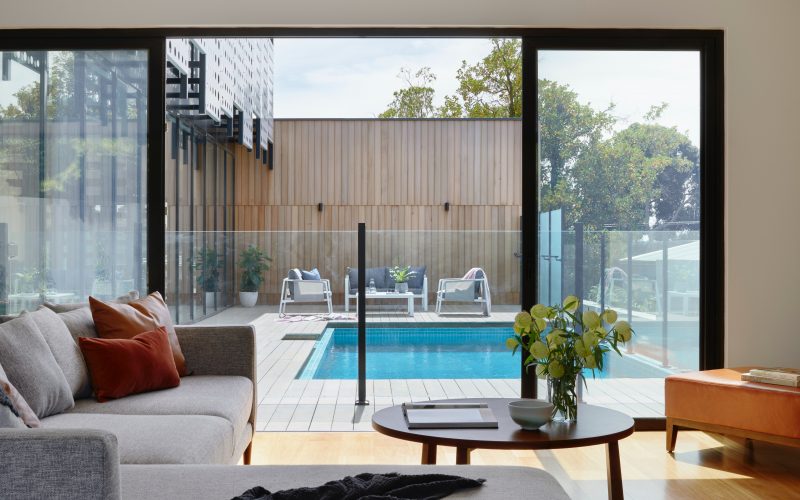 Vue sur la piscine depuis l'intérieur du salon