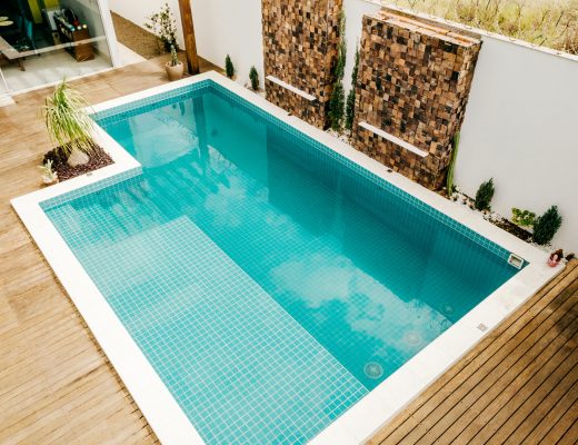 Piscine avec terrasse en bois