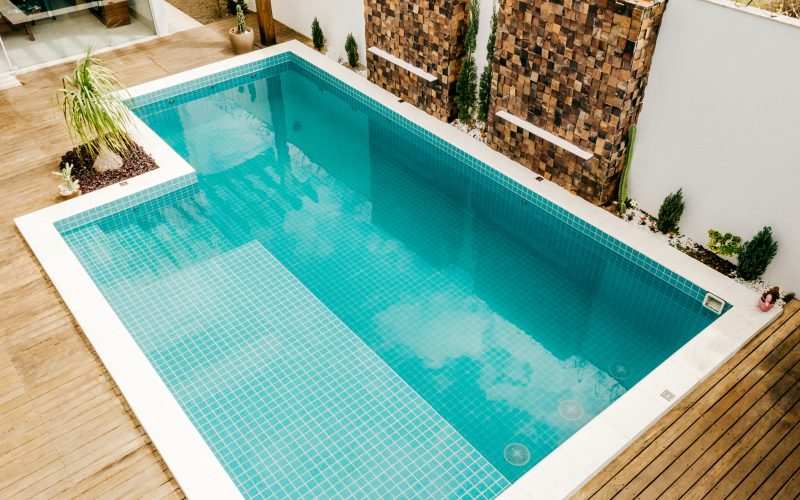 Piscine avec terrasse en bois