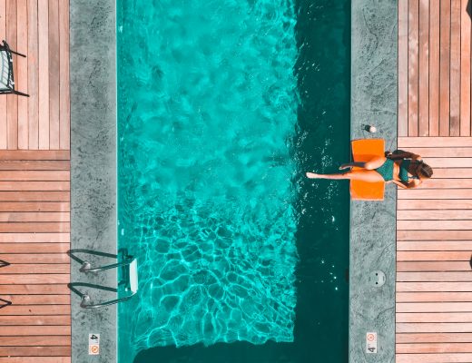 Une piscine profonde vue de haut