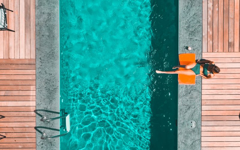 Une piscine profonde vue de haut